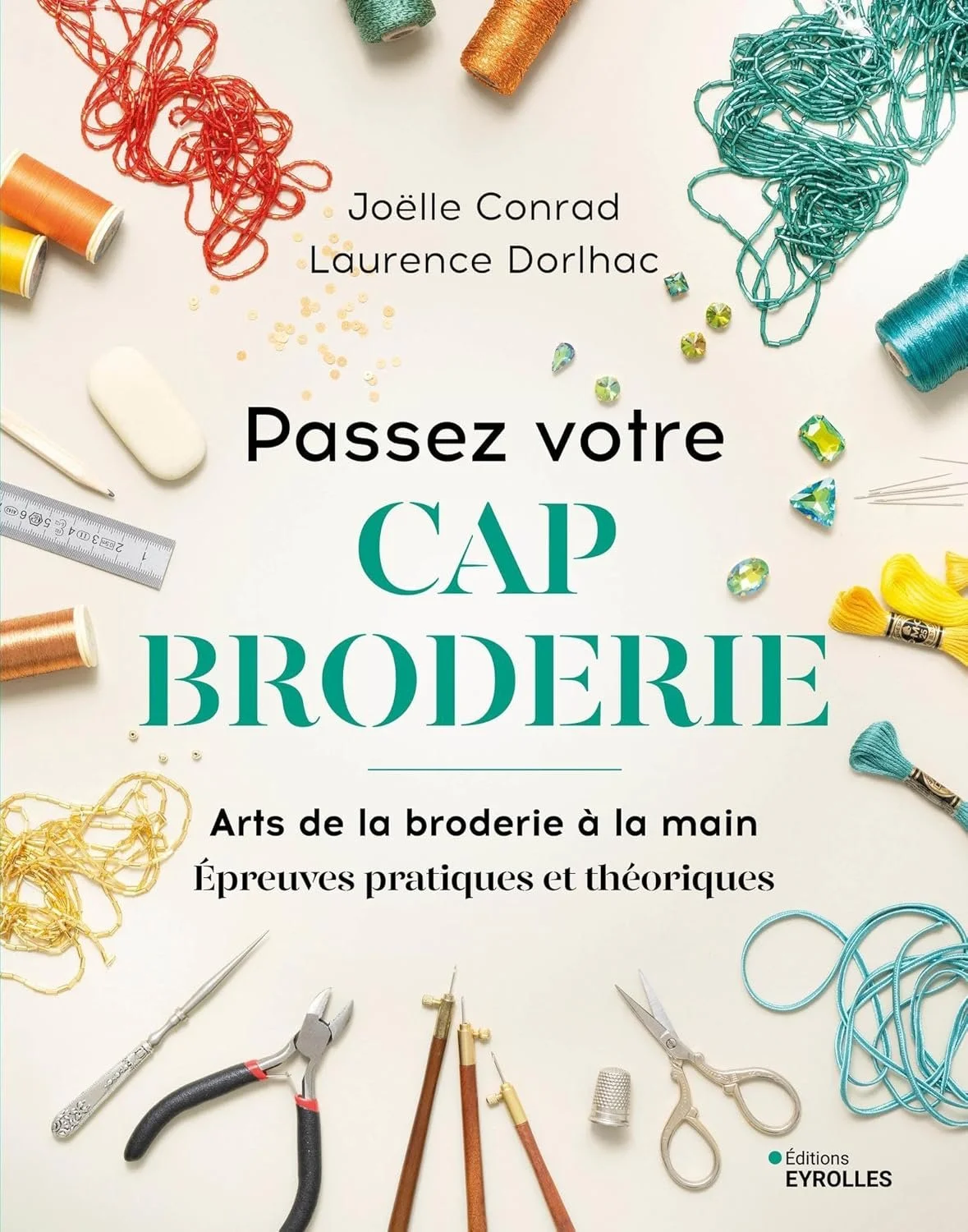 Couverture d'un livre intitulé 'Passez votre CAP Broderie' avec des fournitures de broderie colorées dispersées autour, incluant des bobines de fil, des aiguilles, des ciseaux, et des perles.