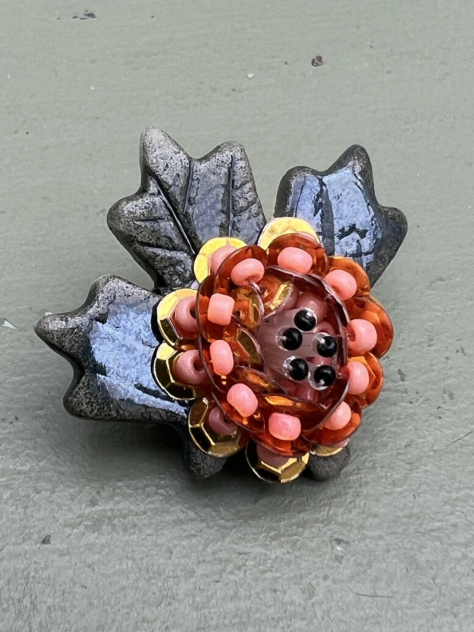 / ATELIER COMPLET / Céramique & Paillettes - Broches