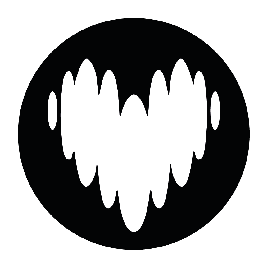 Un coeur blanc stylisé sur fond noir, ressemblant à une silhouette effrayante ou un motif graphique abstrait.