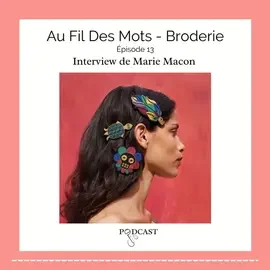 Couverture d'un podcast intitulé "Au Fil Des Mots - Broderie" avec une photo d'une femme de profil portant des accessoires de broderie dans les cheveux, contre un fond rouge.