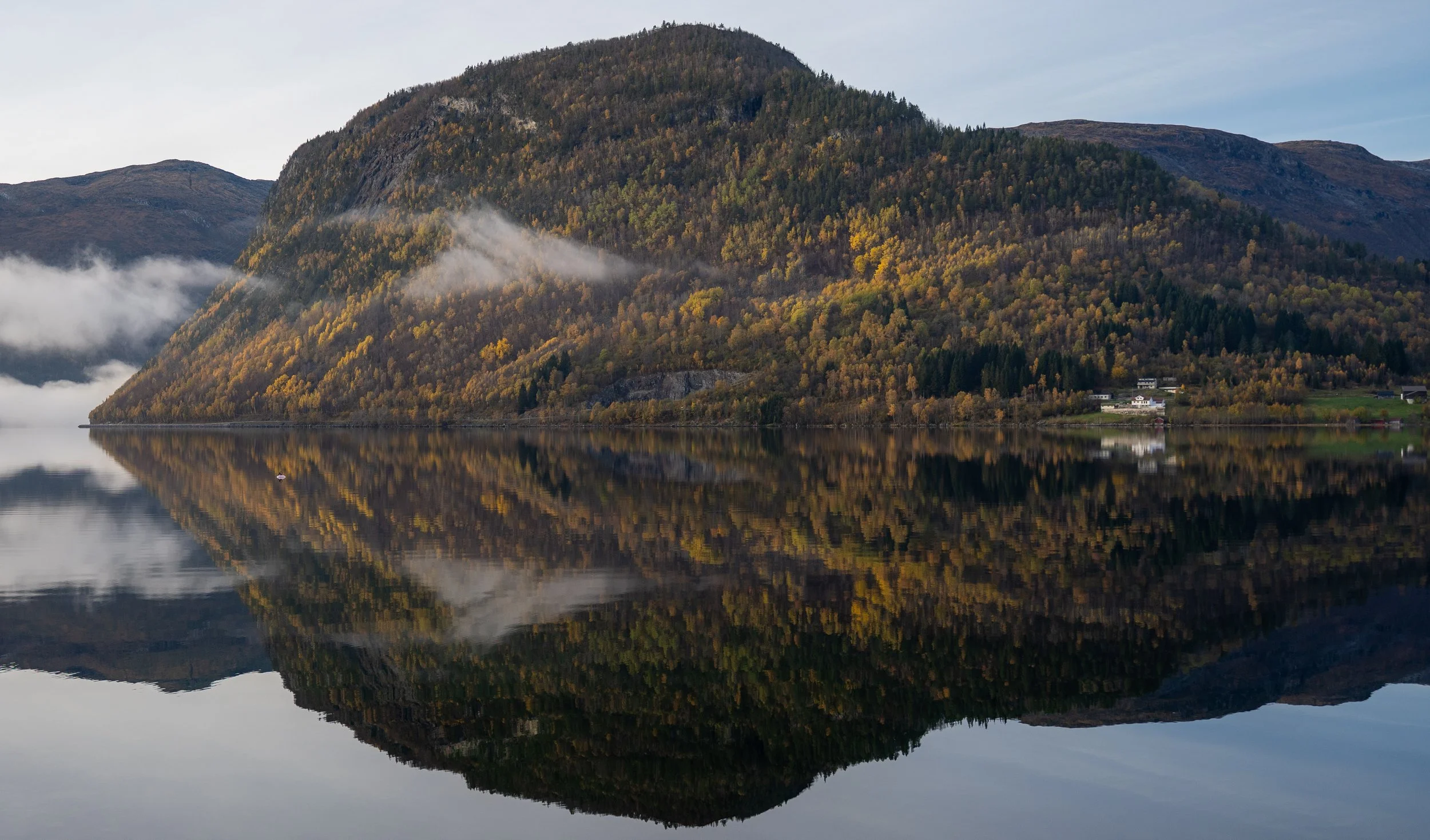 På vei hjem fra feltarbeid i Runde. Foto: Trygve Heide/NIVA
