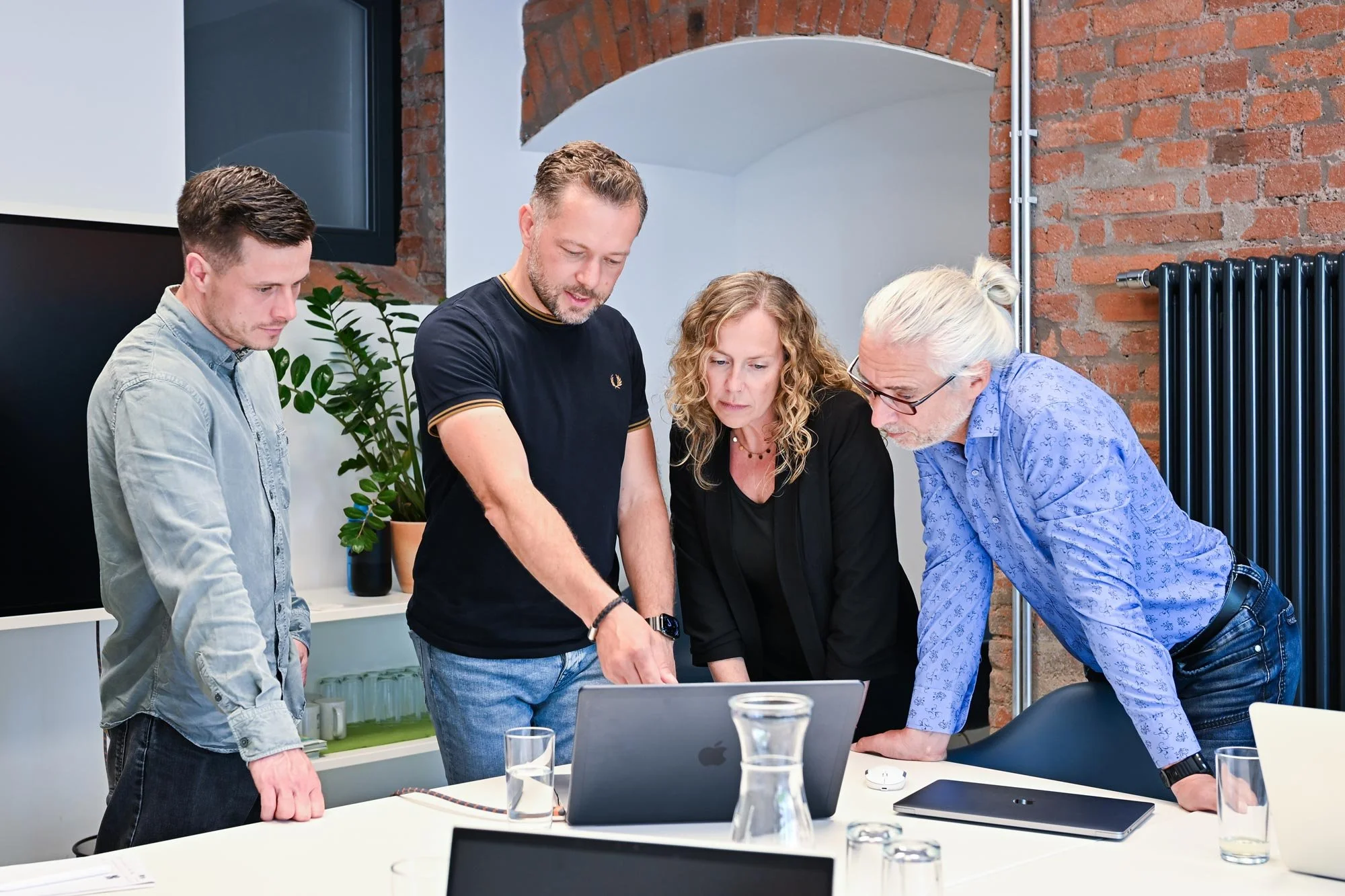IT-Berater zeigt Projektstand auf Laptop im gemeinsamen Workshop