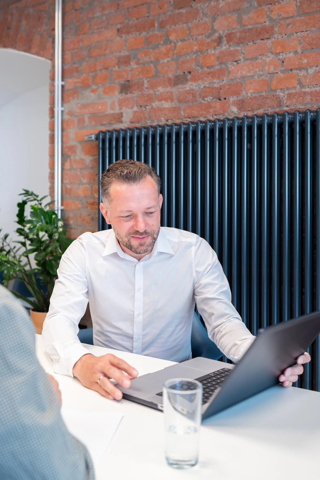 Vertrauensvolles Einzelgespräch zwischen IT-Berater und Kunden am Tisch