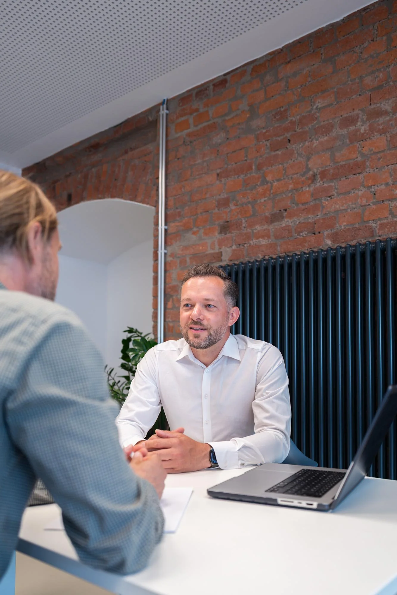 IT-Berater Marcel Simon im persönlichen Kundengespräch am Tisch