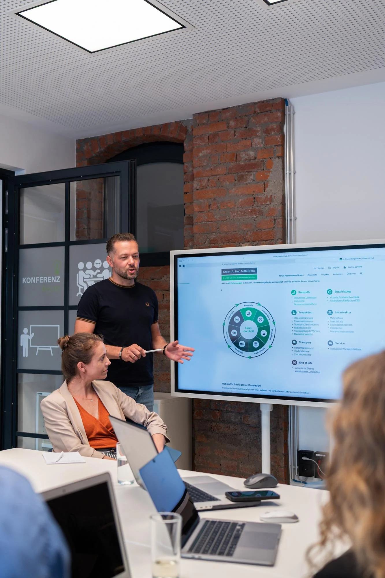 Team bei gemeinsamer Bildschirmarbeit im IT-Projekt-Workshop