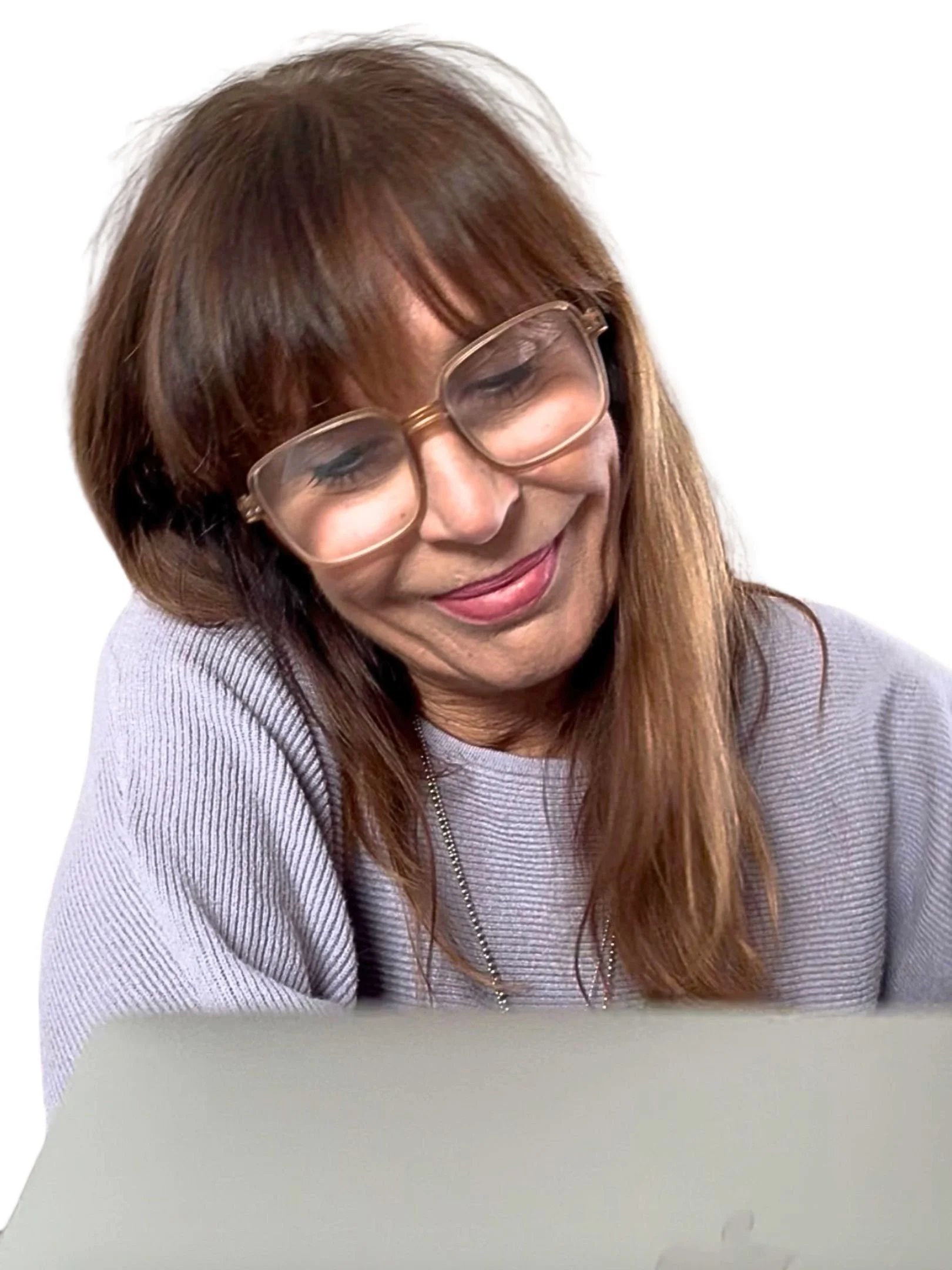 Alexa von callAlexa mit Brille am Laptop vor weißem Hintergrund