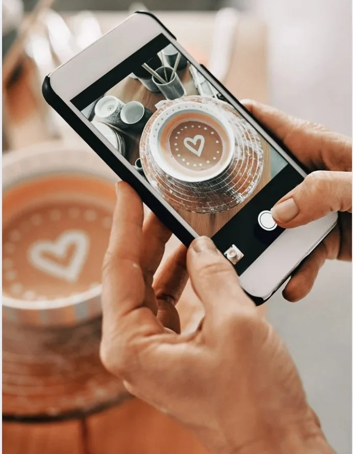 Social-Media-Content erstellen – Kaffee-Foto am Smartphone