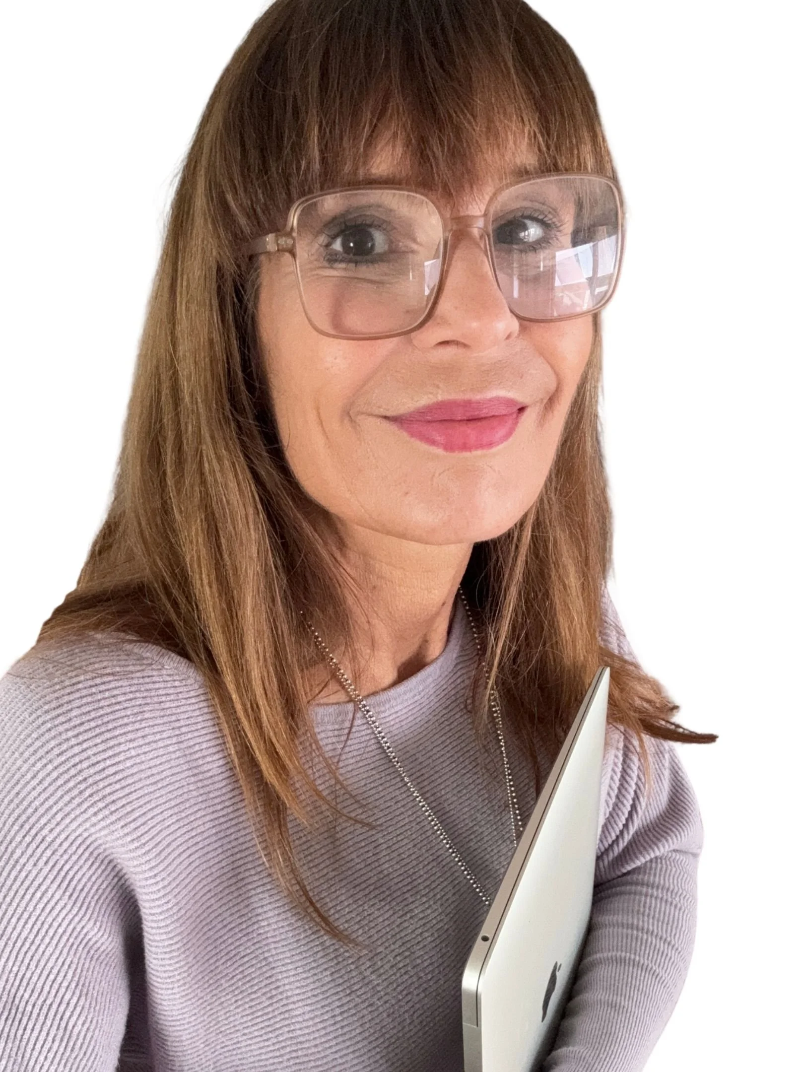 Nahaufnahme einer Frau mit langen braunen Haaren, trägt große, klare Brillengläser und ein lila Samtmantel, die ein MacBook hält.