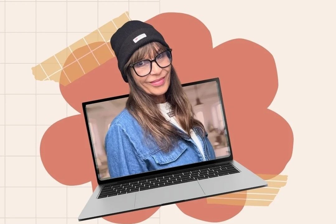 Ein Laptop mit einem Bild einer lachenden Frau im Notebook-Bildschirm, sie trägt eine schwarze Mütze, Brille und eine Jeansjacke, vor einem kreativen, bunten Hintergrund.