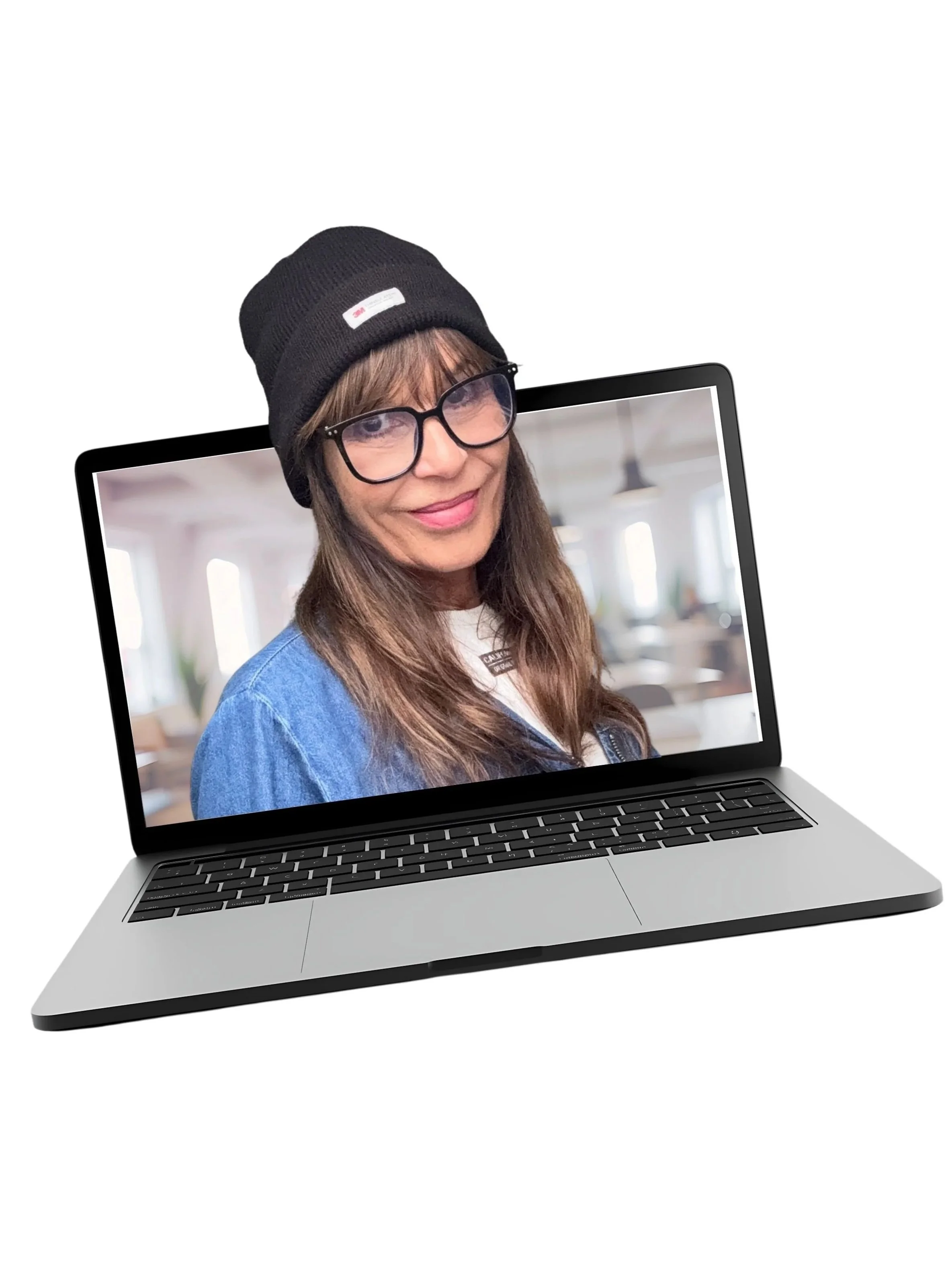 Alexa von callAlexa mit Mütze und Brille auf einem Laptop-Bildschirm
