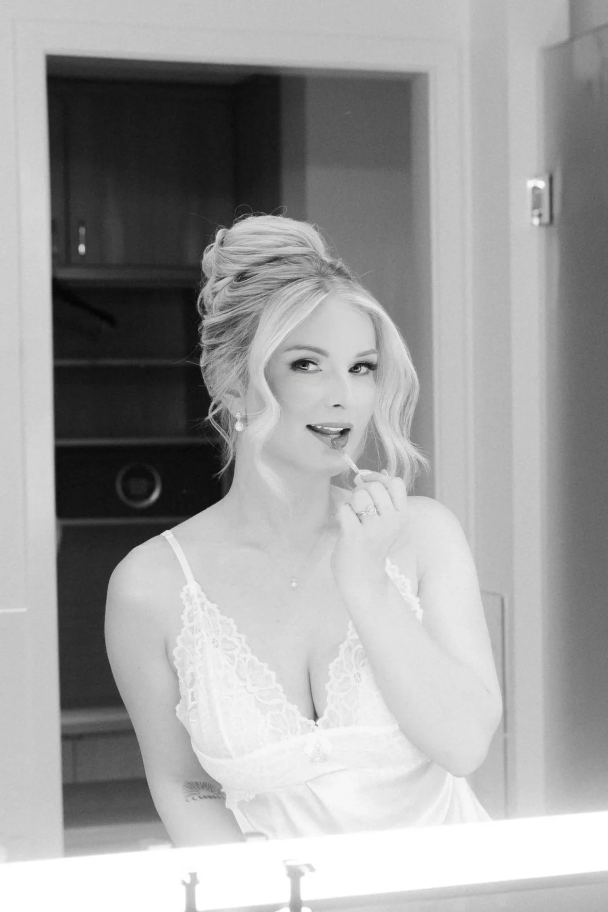 Getting ready for a rooftop wedding in Las Vegas, photography by Risky Exposure