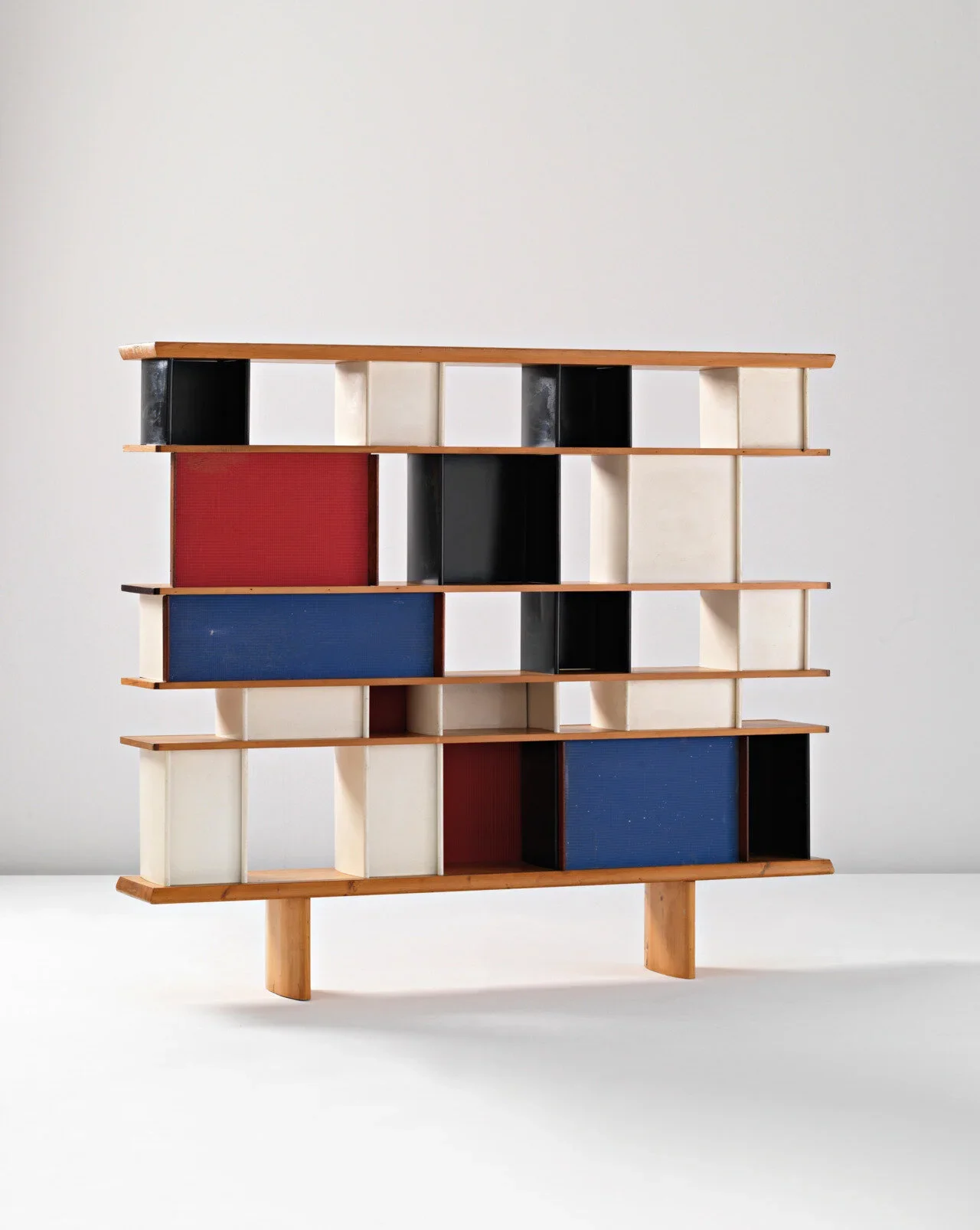 CHARLOTTE PERRIAND (1903-1999)  Étagère « Nuage » Vers 1956