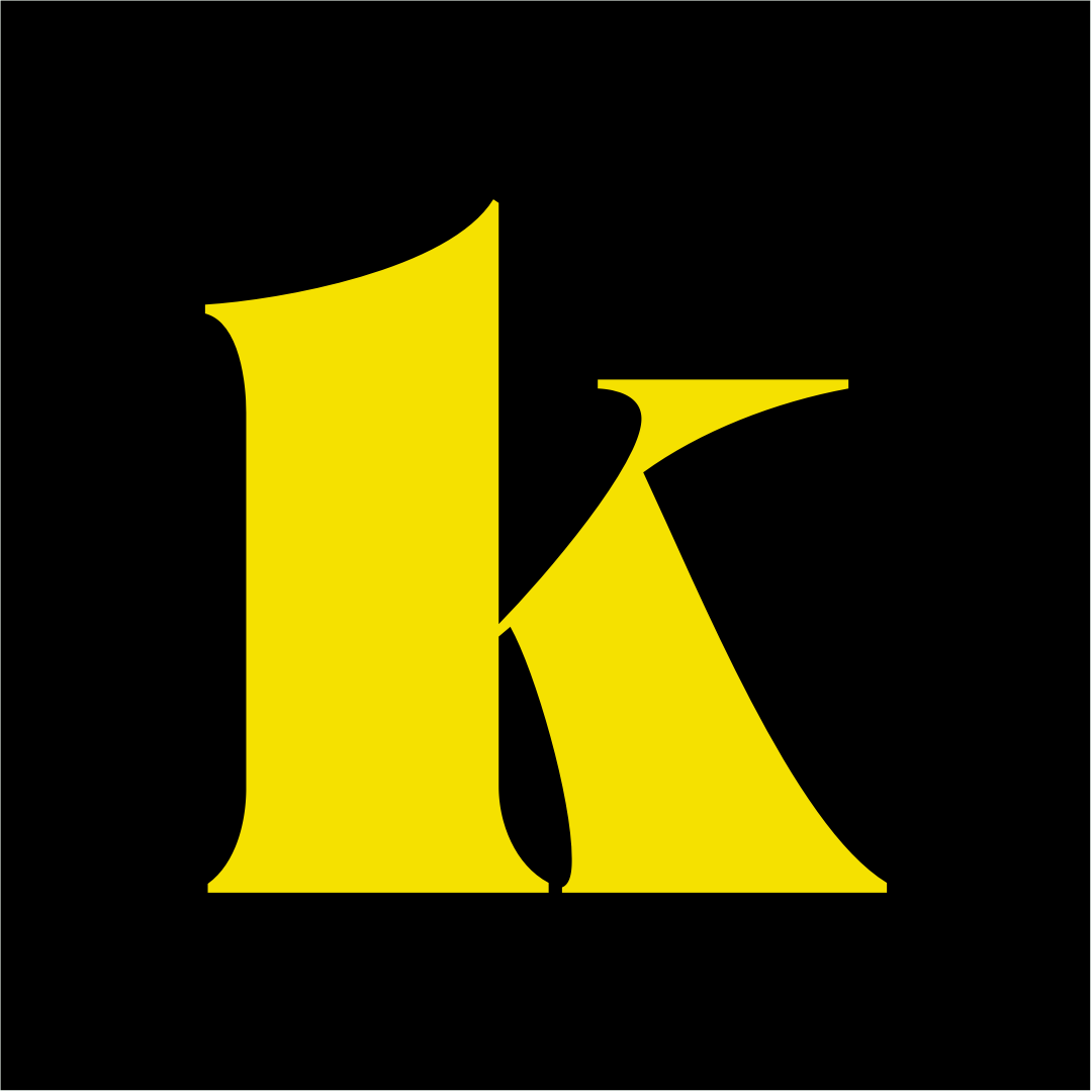Une grande lettre K en jaune sur un fond noir.