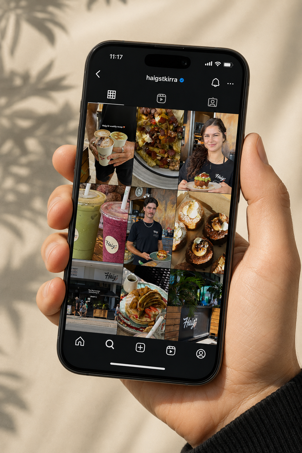 Pantalla de teléfono mostrando una cuenta de Instagram llamada 'haigstkirra' con varias fotos de comida y bebidas, incluyendo postres, smoothies y helados, así como personas en un establecimiento de comida.