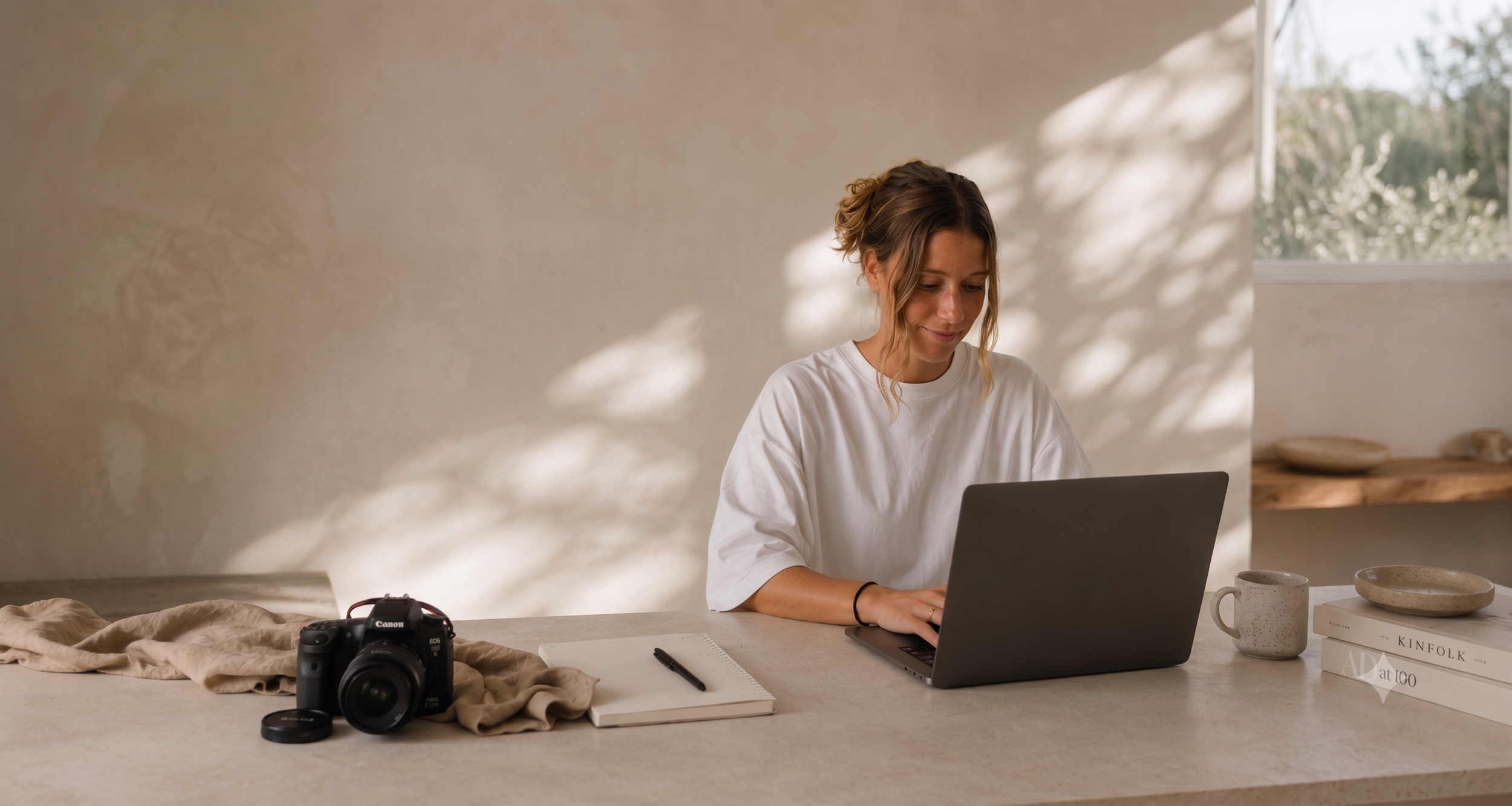 Laura Petit, fundadora de The Social Dilemma, trabajando en su estudio en Las Palmas de Gran Canaria