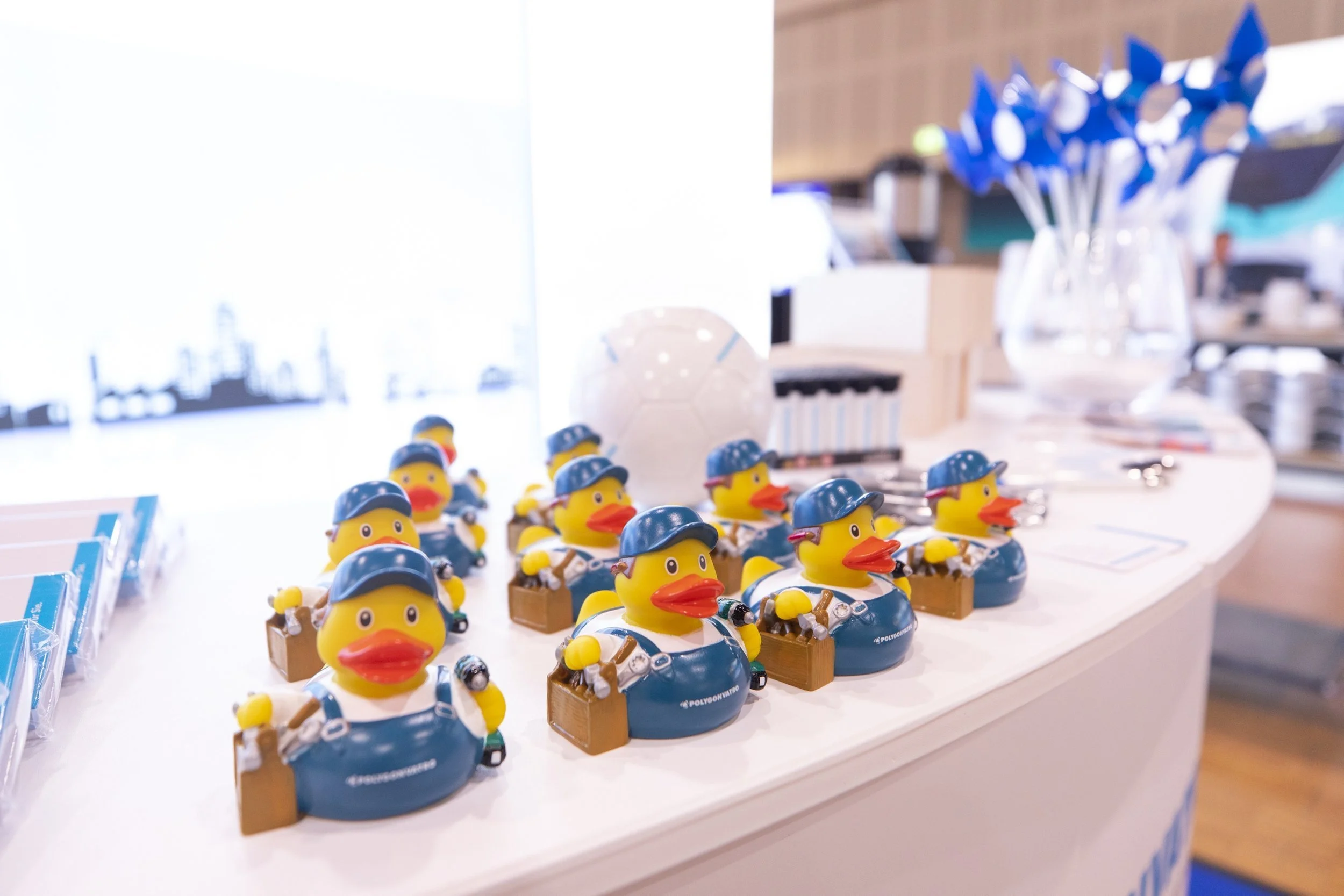 Kleine Figuren in Duck-Form als Polizisten mit Polizei-Ausrüstung auf einem Tisch