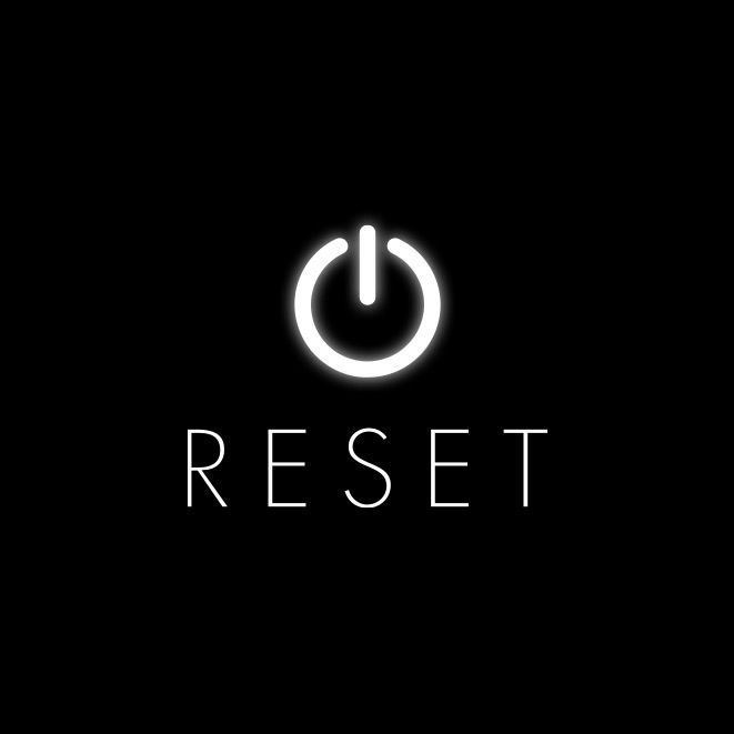 Logo avec un symbole d'alimentation électrique et le mot "RESET" en dessous, sur fond noir.