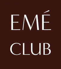 Logo du club EMÉ avec texte blanc sur fond marron