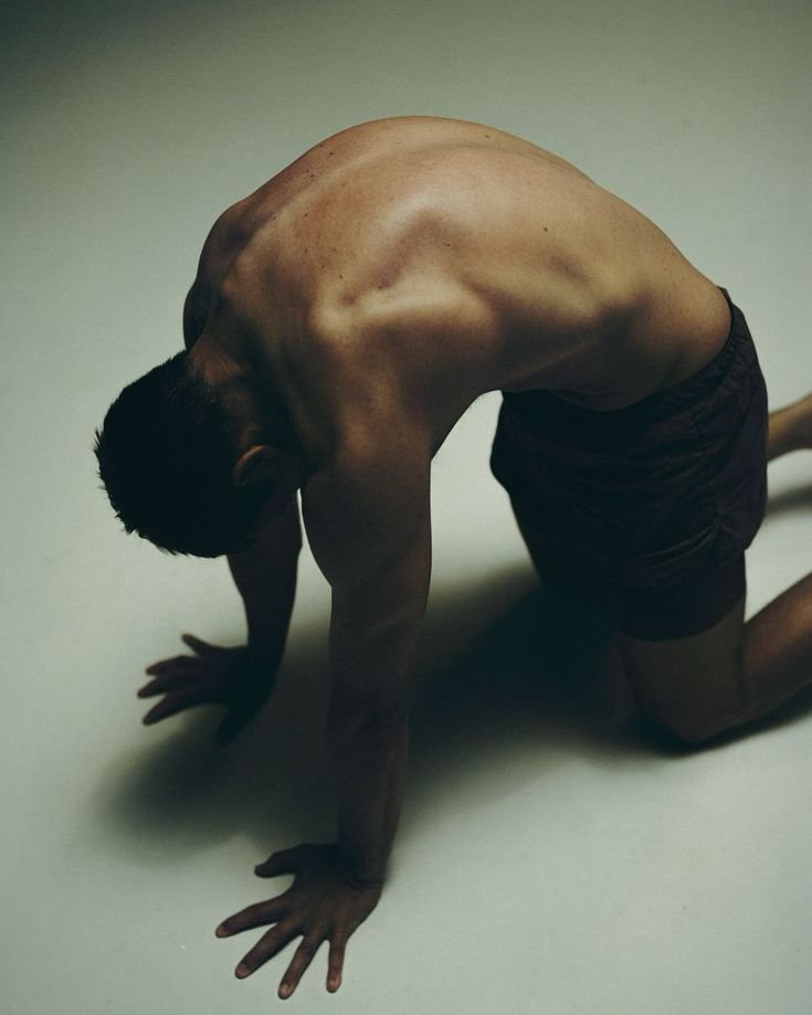 Un homme , yoga, meditation, récupération, prévention blessure, travail souplesse, renforcement musculaire.