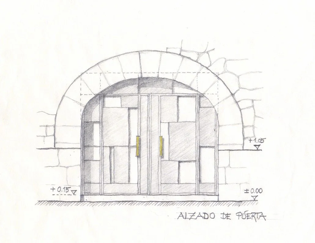 Dibujo arquitectónico a lápiz del alzado de una puerta doble de madera en un arco de piedra, con cotas de nivel.