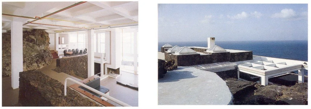 Interior y exterior de una vivienda moderna integrada en roca volcánica, con vista al océano.