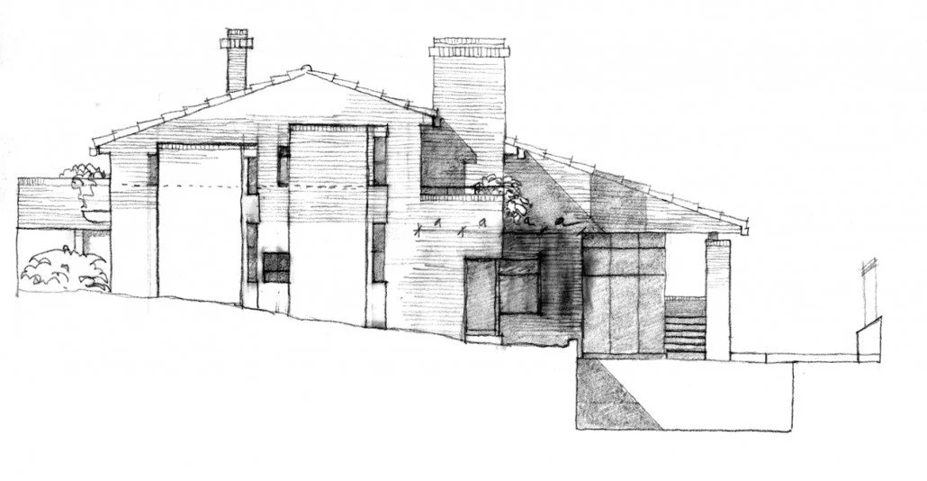 Boceto arquitectónico en blanco y negro de una casa de dos pisos con techos inclinados, chimeneas, ventanas y entrada principal.
