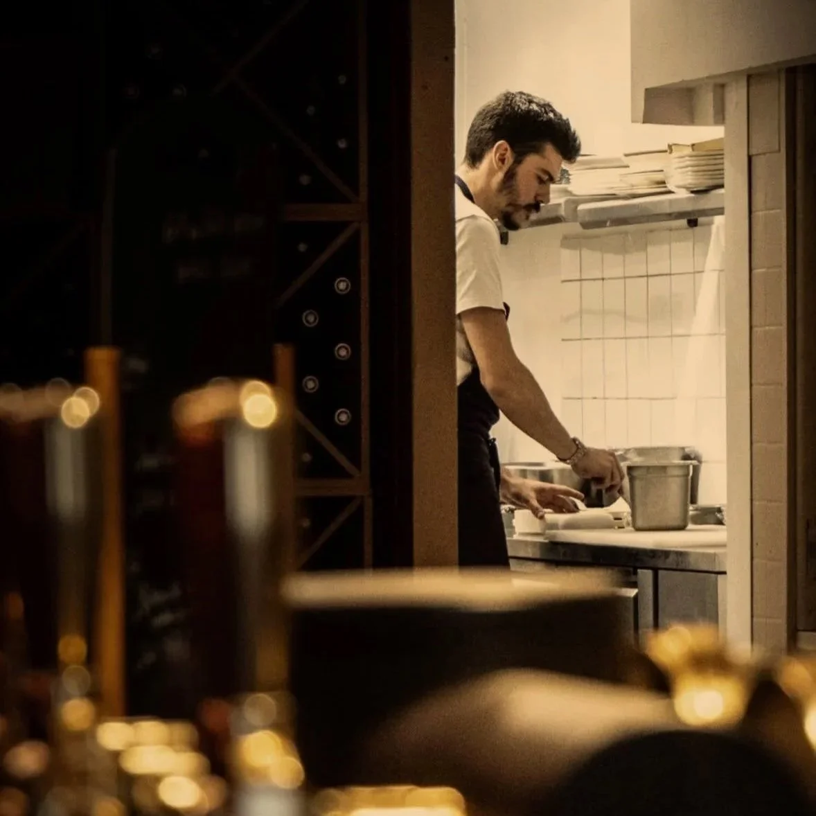 Un chef préparant de la nourriture dans une cuisine de restaurant.