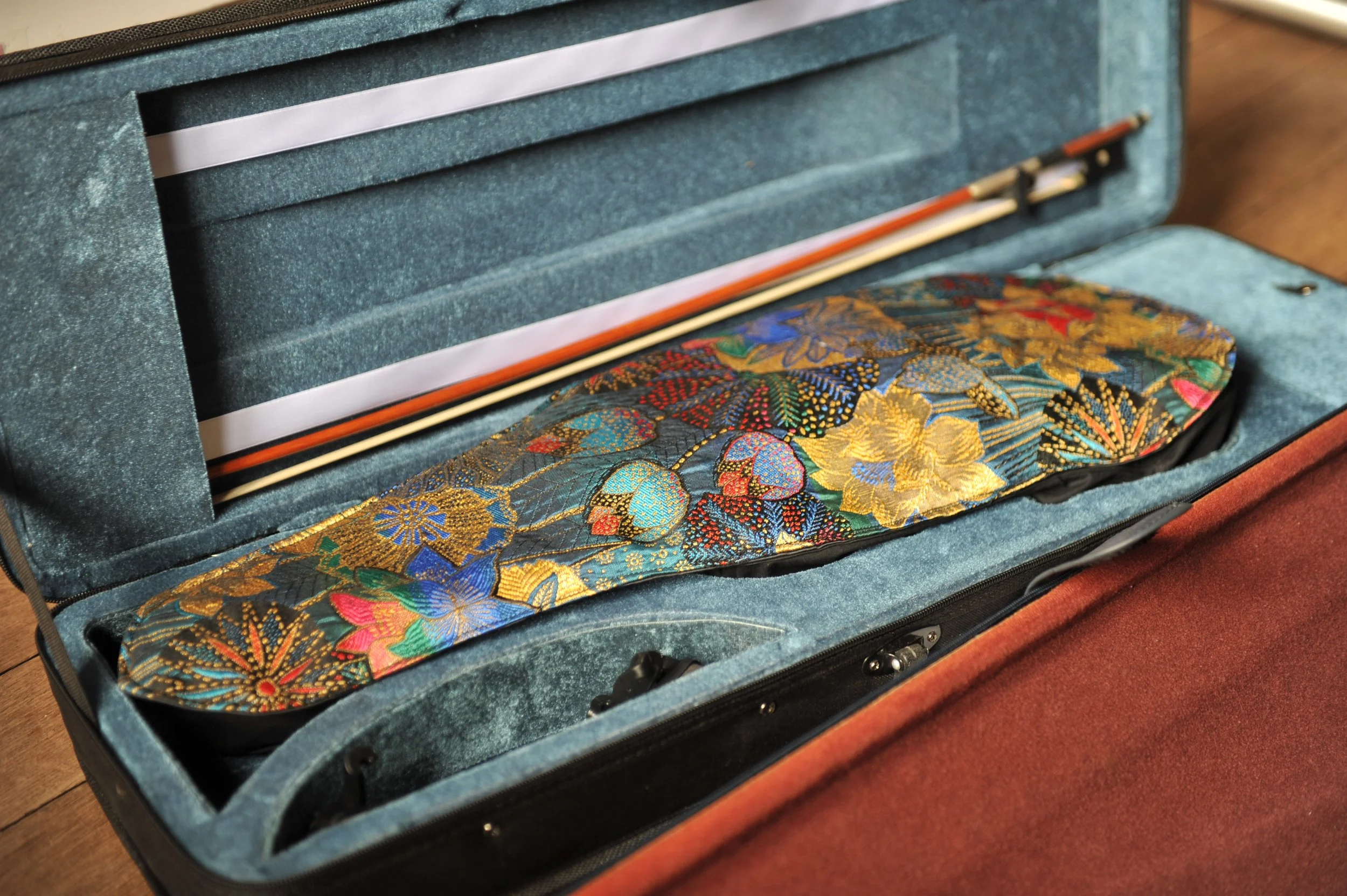 Pyjama de violon dans sa boîte