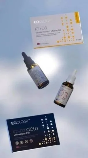 Voedingssupplementen en serummaterialen van EQOLOGY, inclusief een flesje met druppelaar en een doosje met K2+D3 en vitamine C.