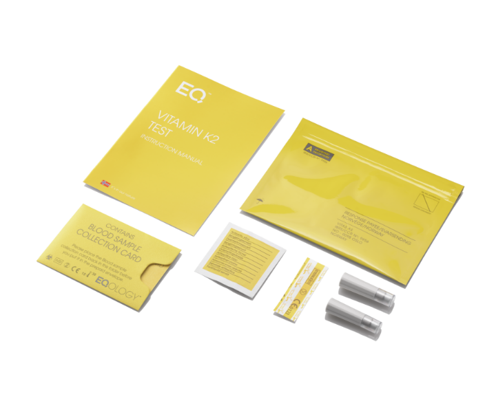 Testkits en instructiemateriaal voor vitamine K2-test in gele verpakking.