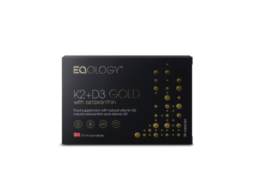 Een zwarte doos supplementenverpakking met gouden stippen en tekst, genaamd EQOLOGY K2+D3 GOLD met astaxanthin.