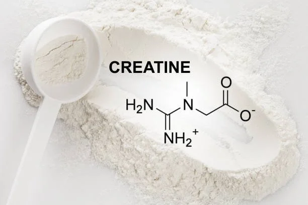 Poeder van creatine met chemische structuurformule en een witte maatschep