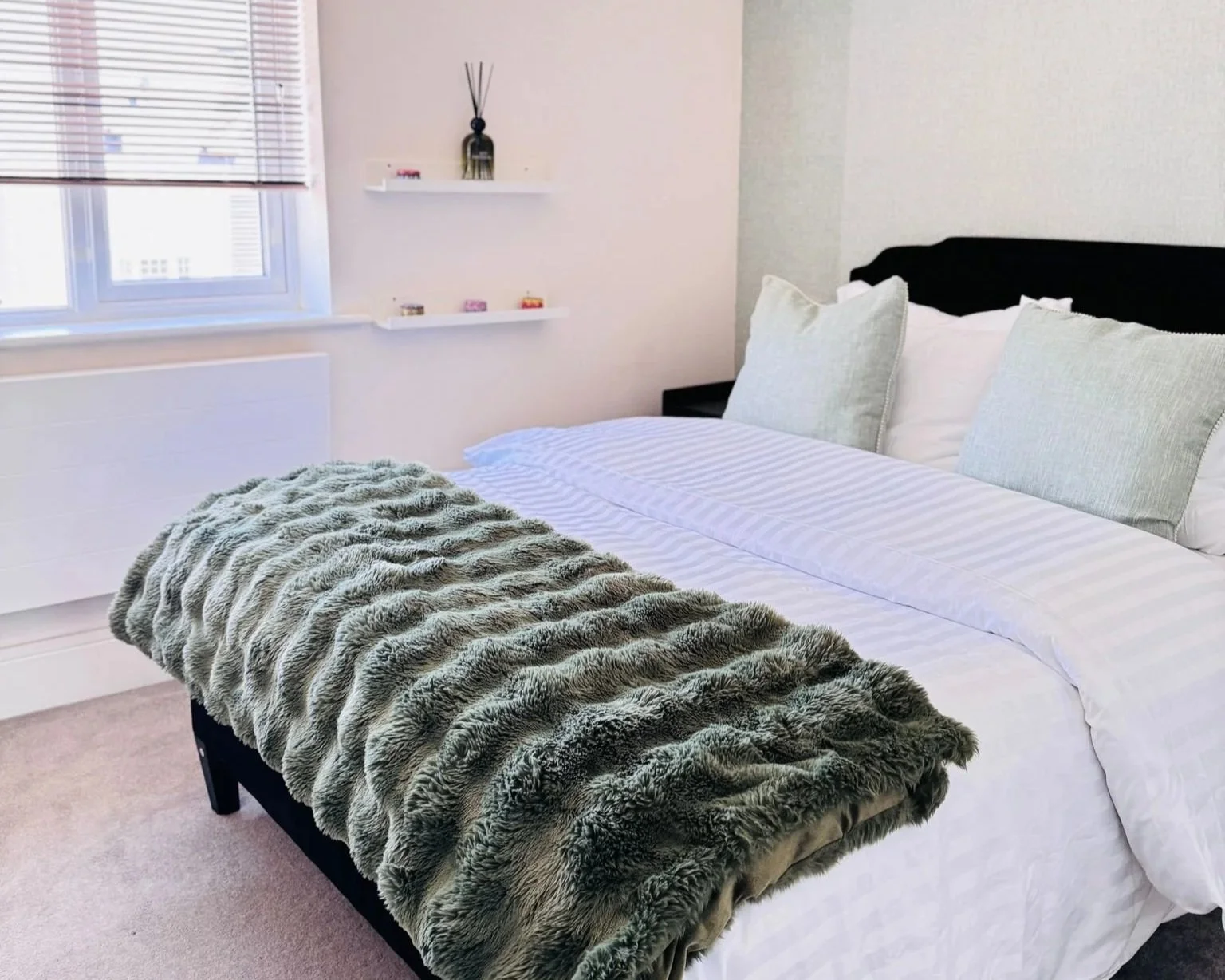 Spacious Contractor 4-bedroom House Reading