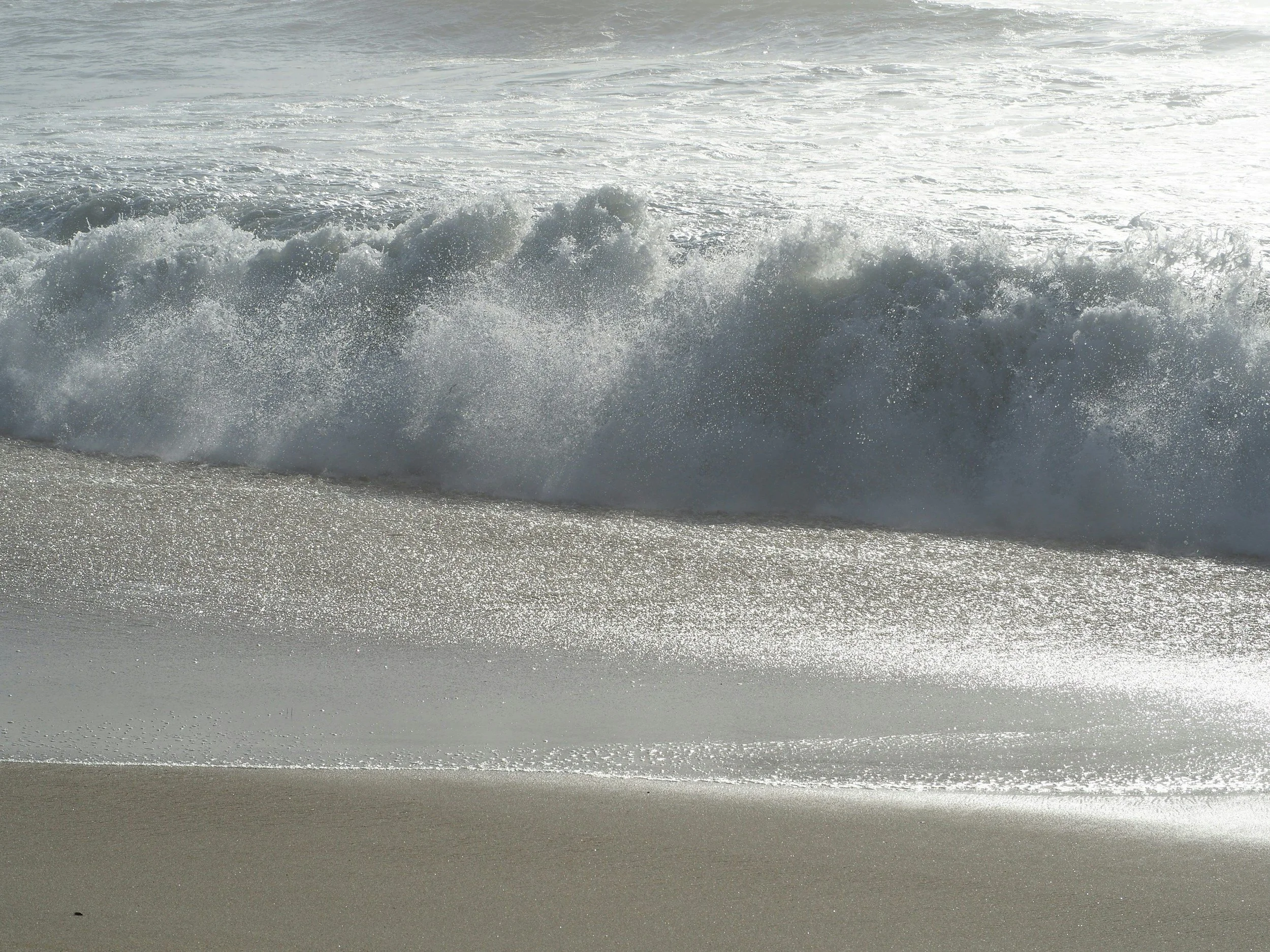 Waves crashing onto a sandy beach as an inspiration for the Nenúfar collection