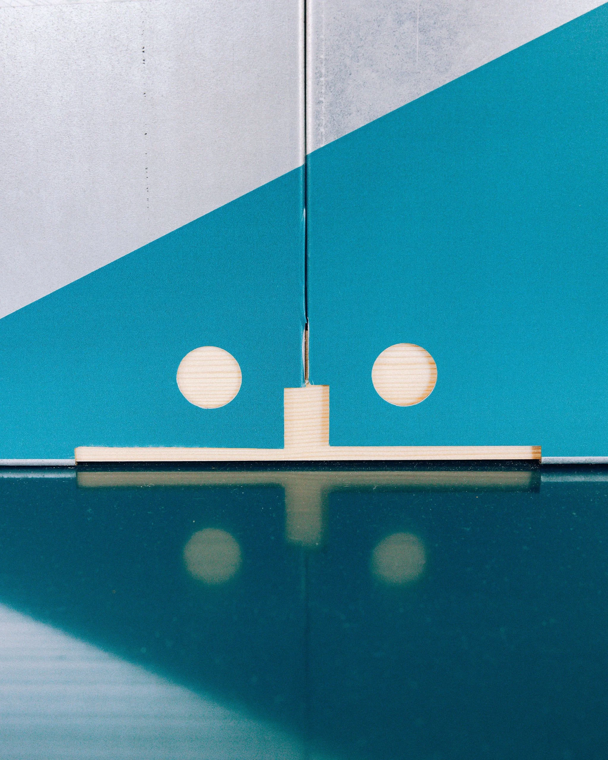 Scénographie d'exposition du projet urbanistique Praille Acacias Vernet à Genève. Racks métalliques de réemploi peints en bleu en partie, le reste est en métal brut, avec forme découpée en bois dessous.
