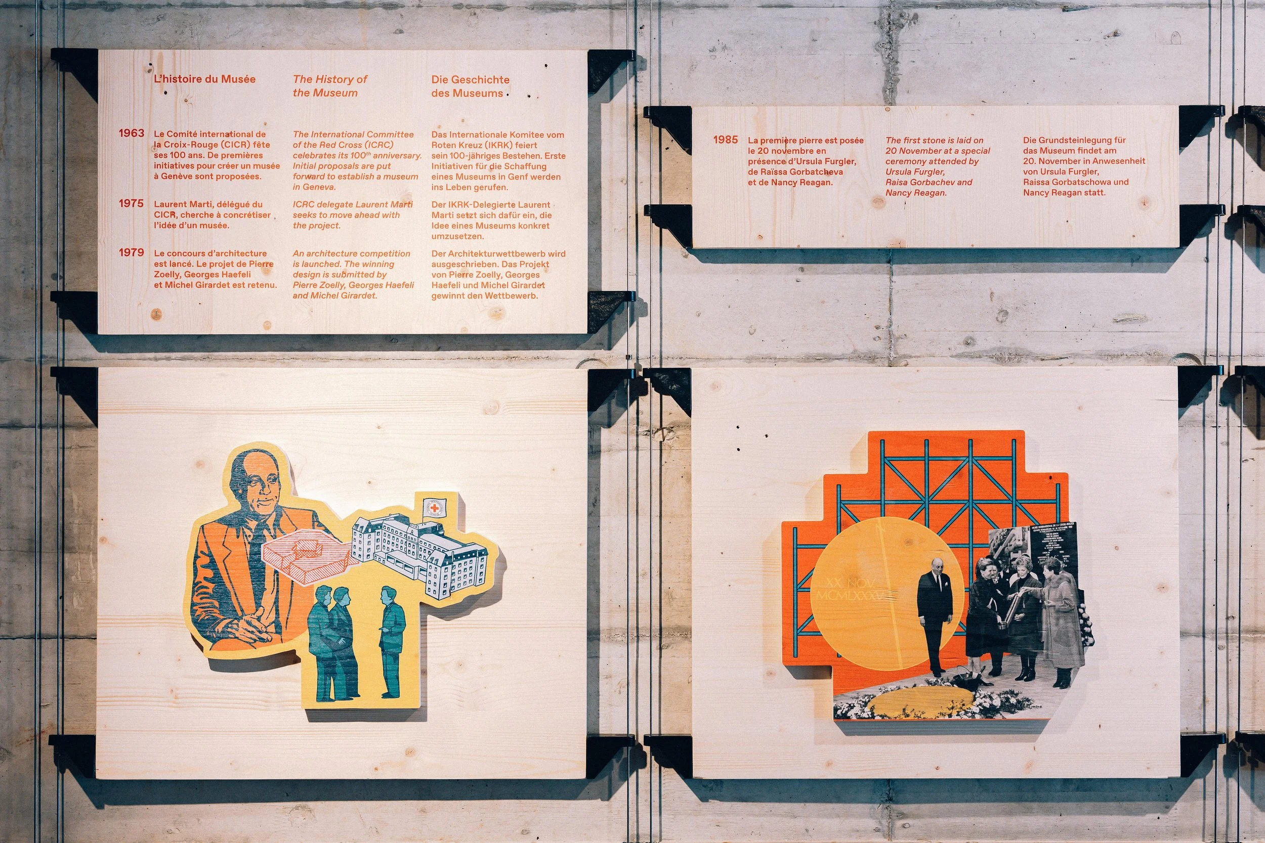 Exposition avec panneaux d'affichage sur l'histoire des musées et des initiatives pour la création d'un musée à Genève, comprenant textes en français, anglais et allemand, et illustrations de figures historiques et d'architecture.