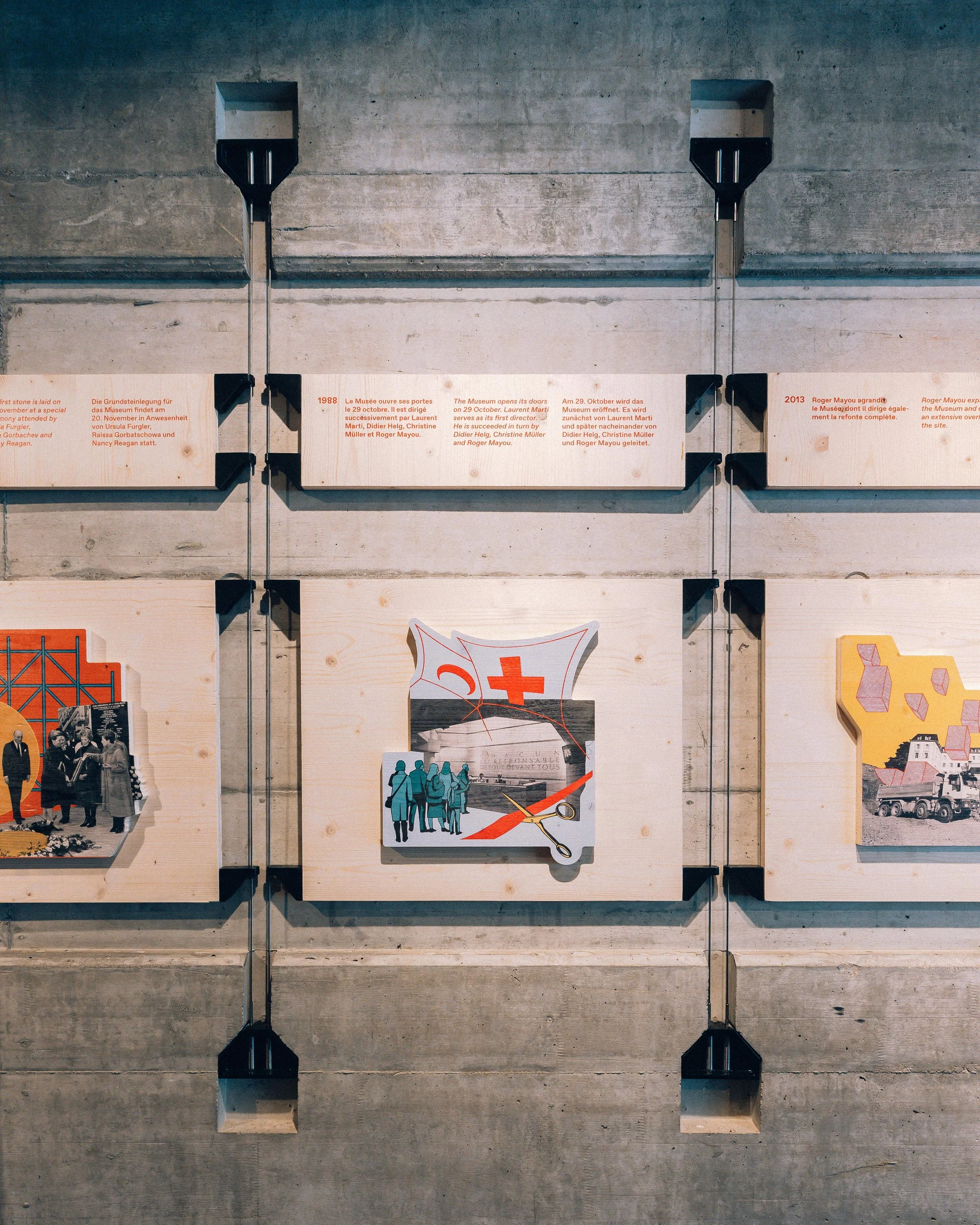 Affiches et illustrations historiques, avec texte en français, allemand et anglais, évoquant la création du Musée international de la Croix-Rouge de Genève et des événements importants liés à des figures et des objets historiques.