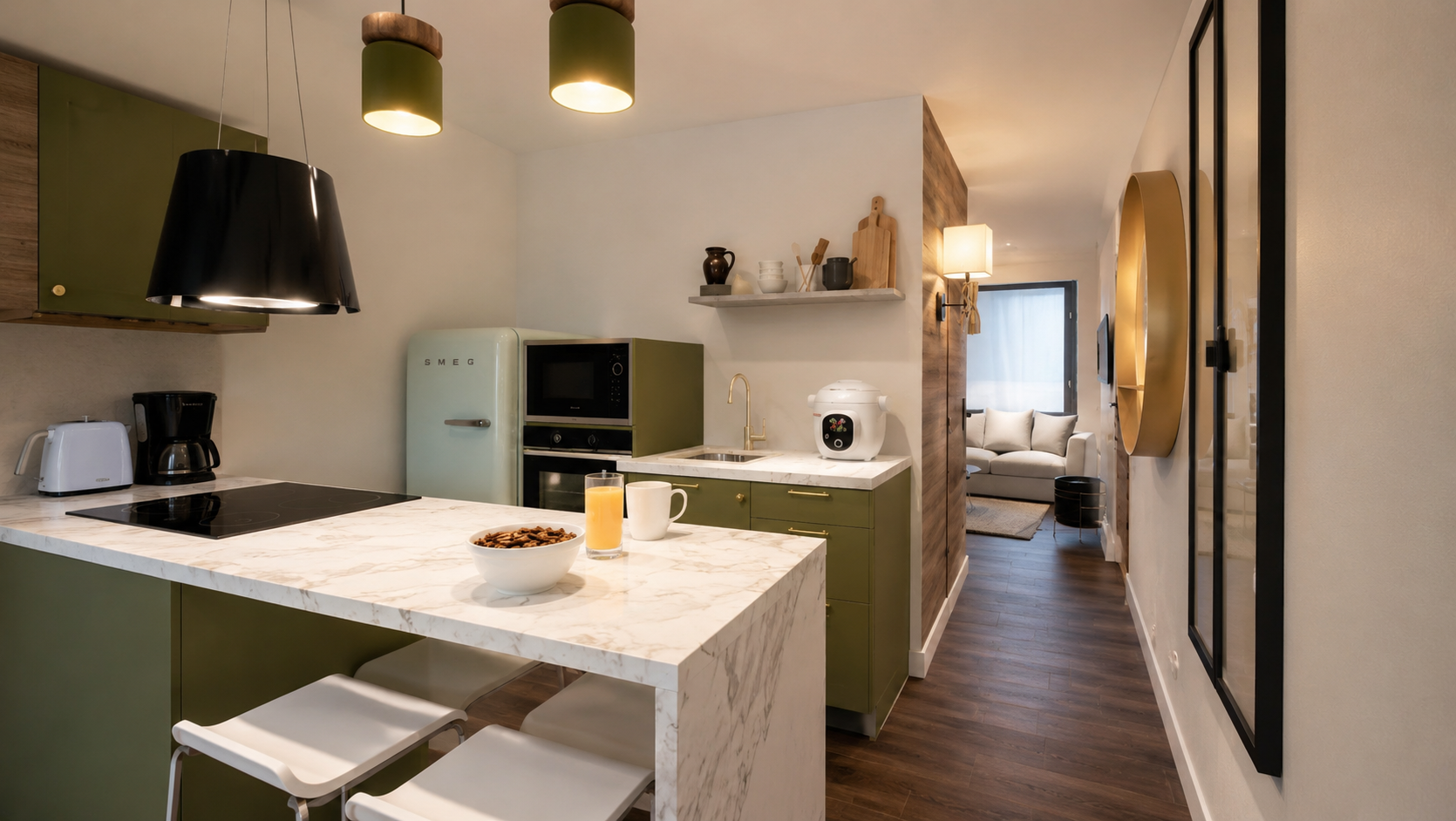 Loft parisien, une cuisine aux tons naturels, marbre, vert olive et quelques touches de noirs en guise de fil conducteur à ce loft. Un coin repas pour de bons moments de partage.