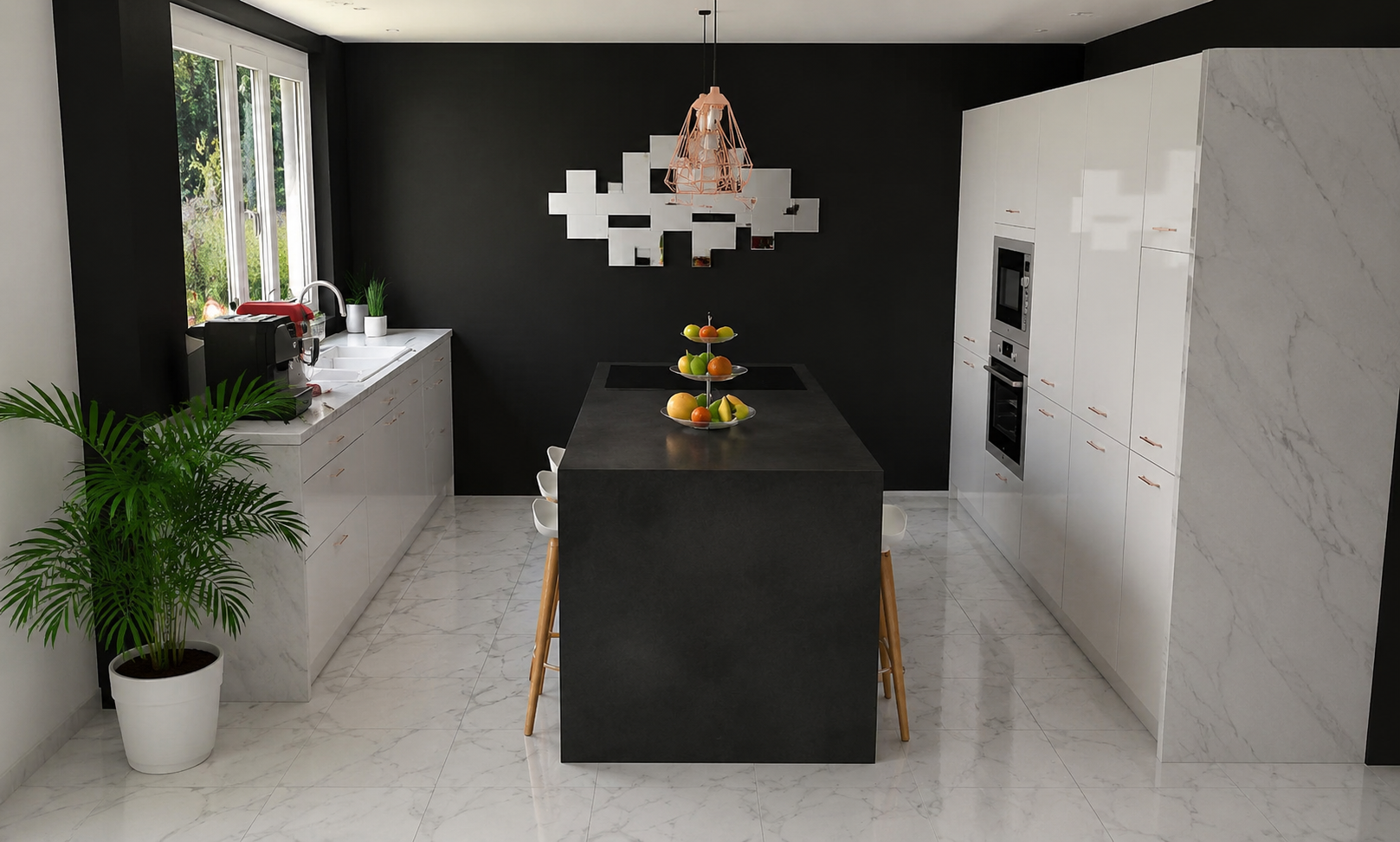 Cuisine moderne avec plan de travail noir, armoires blanches, mur noir décoratif, grande fenêtre, plante en pot verte, éclairage suspendu en cuivre, plateau de fruits décoratif sur le plan de travail, appareils électroménagers encastrés.