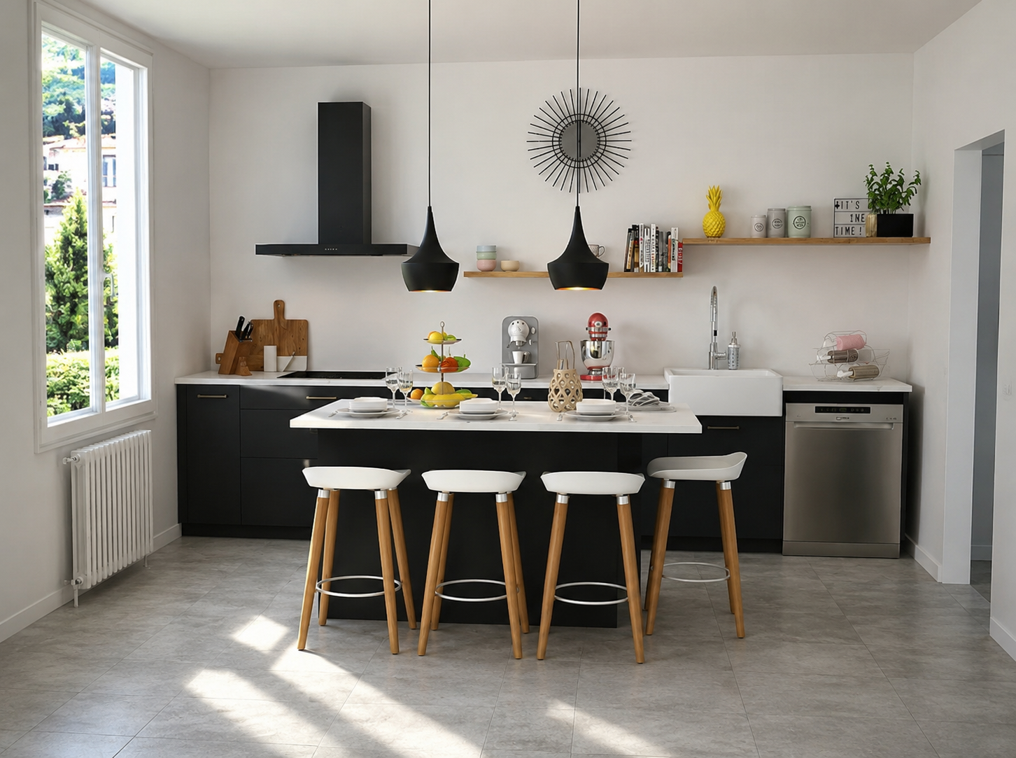 Cuisine moderne avec îlot central, plan de travail blanc, meubles noirs, lustres suspendus noirs, étagères avec livres et décorations, table dressée avec vaisselle pour un repas