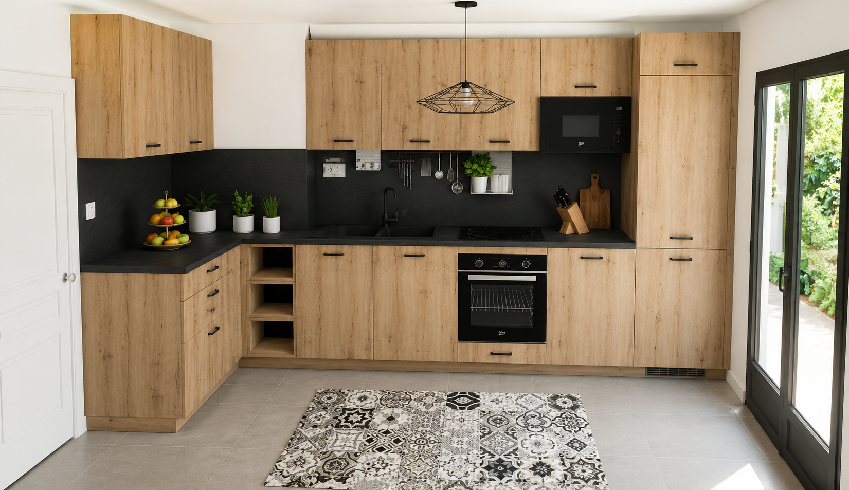 Cuisine moderne avec armoires en bois clair, plan de travail noir, et appareils intégrés, vue d'une porte-fenêtre donnant sur un jardin