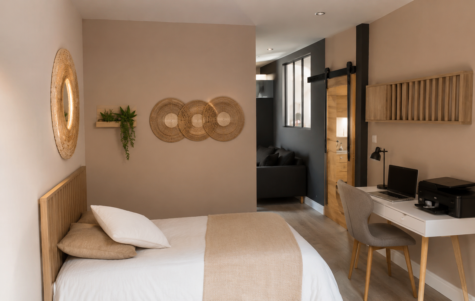 Chambre avec lit, décor en bois, espace de travail avec ordinateur et imprimante, mobilier moderne, décoration naturelle.