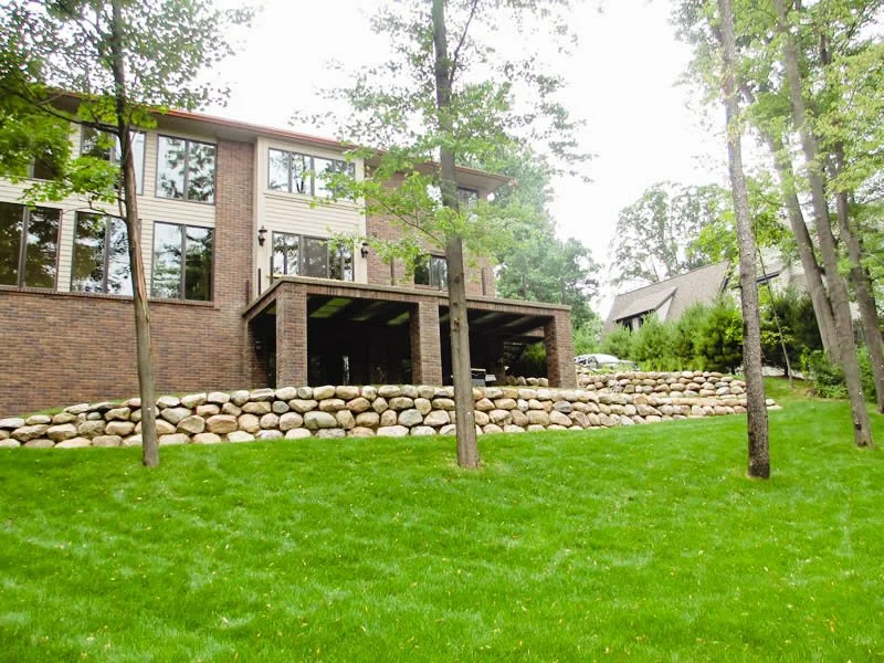 bloomfield-hills-landscape-design-boulder-wall-1-2.jpg