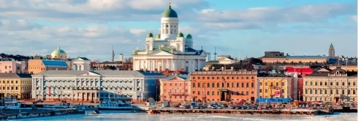 St. Nicholas-Kathedrale in Helsinki, Finnland, mit Stadtansicht und Wasser im Vordergrund.