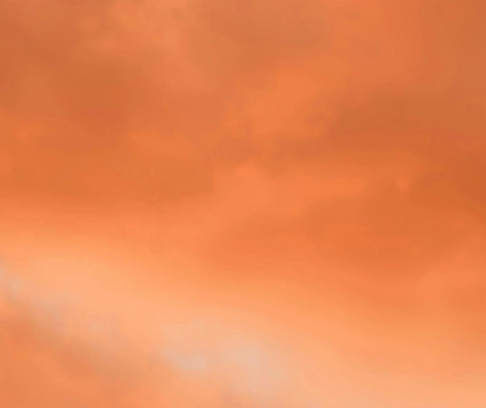 Aufgelockerte Wolken in orangefarbenen Tönen.