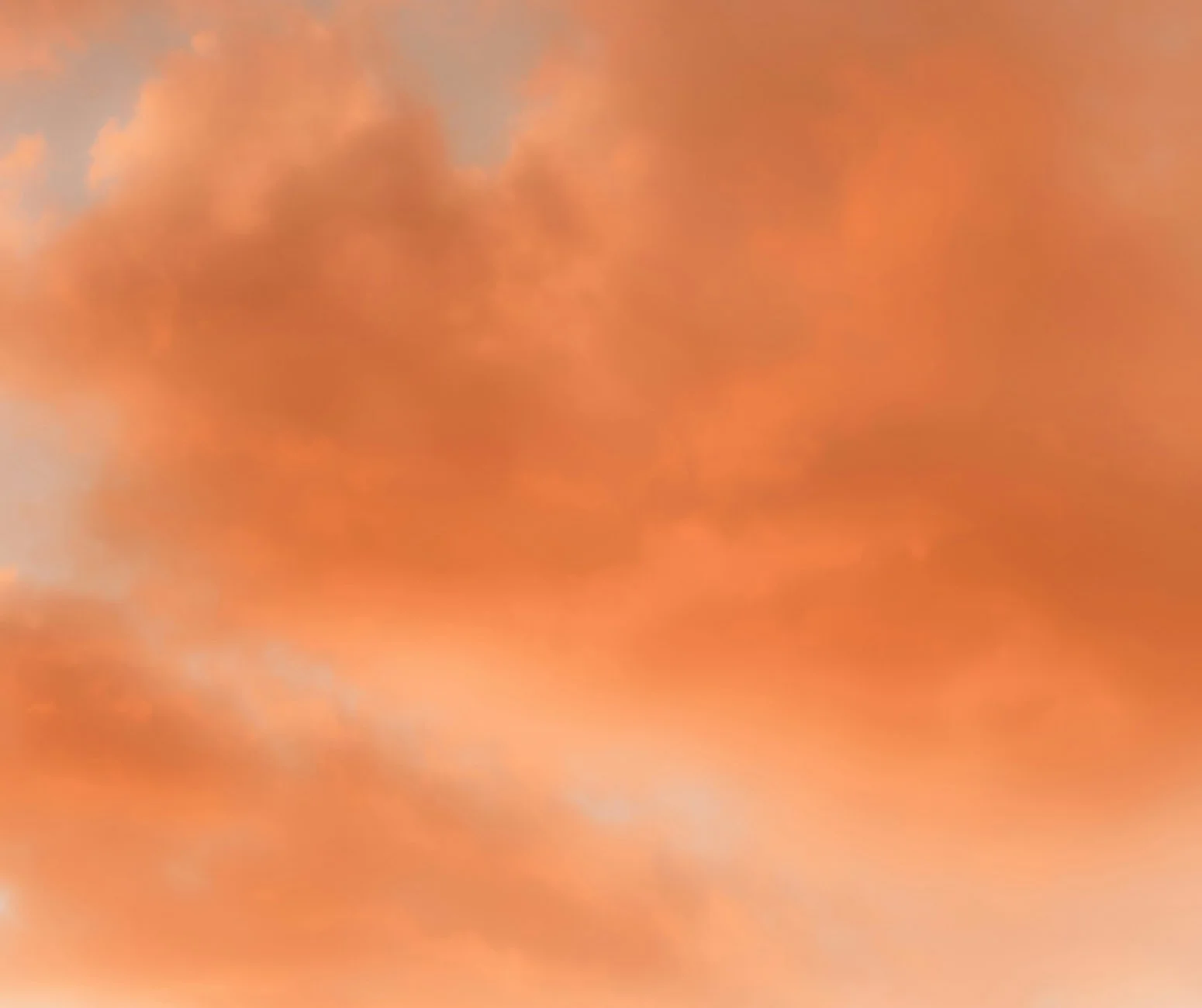 Wolken auf orangefarbenem Himmel.