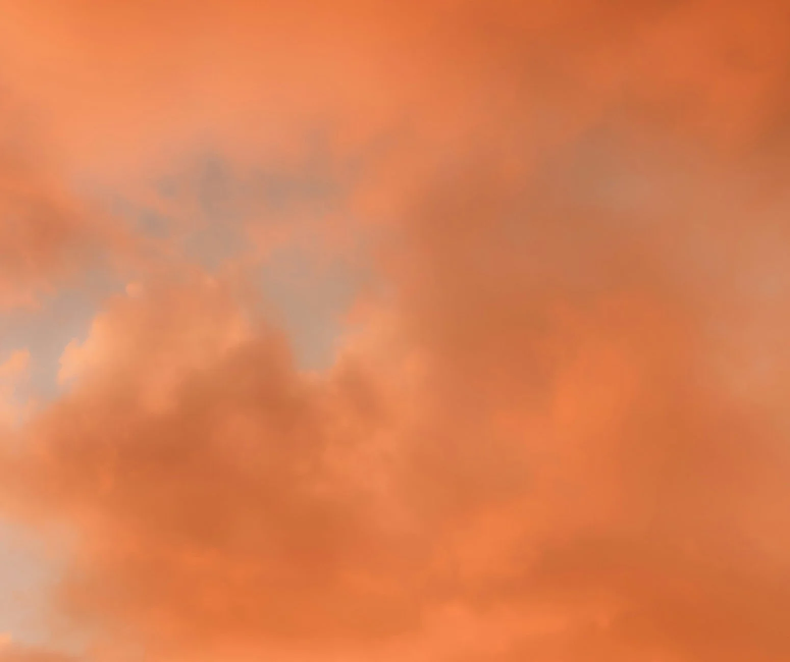 Der Himmel ist mit orangefarbenen Wolken bedeckt.