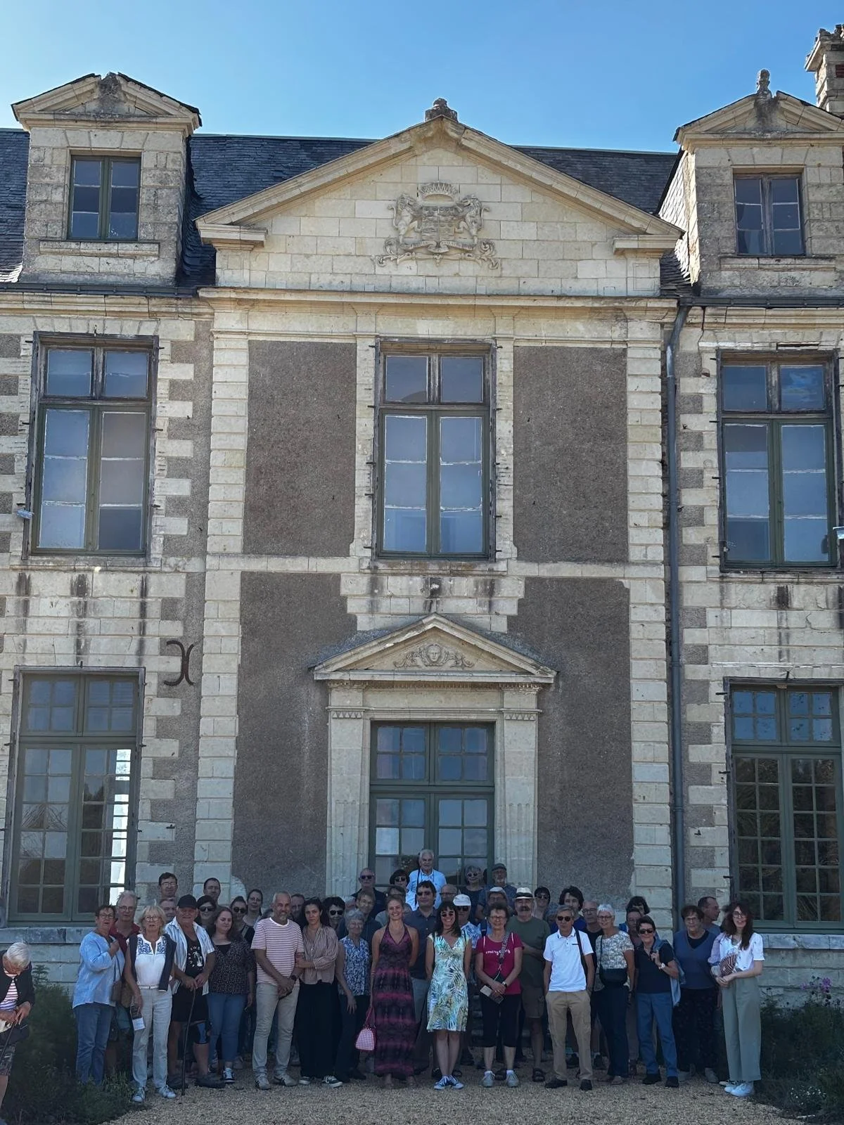 Visiteurs devant le château de la Guibourgère
