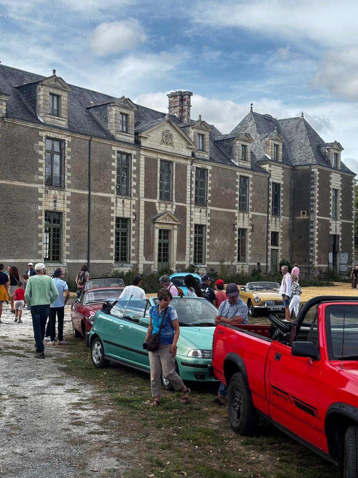 Voitures de collections devant le château de la Guibourgère