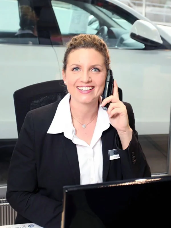 Serviceassistentin am Telefon im Autohaus KELLER